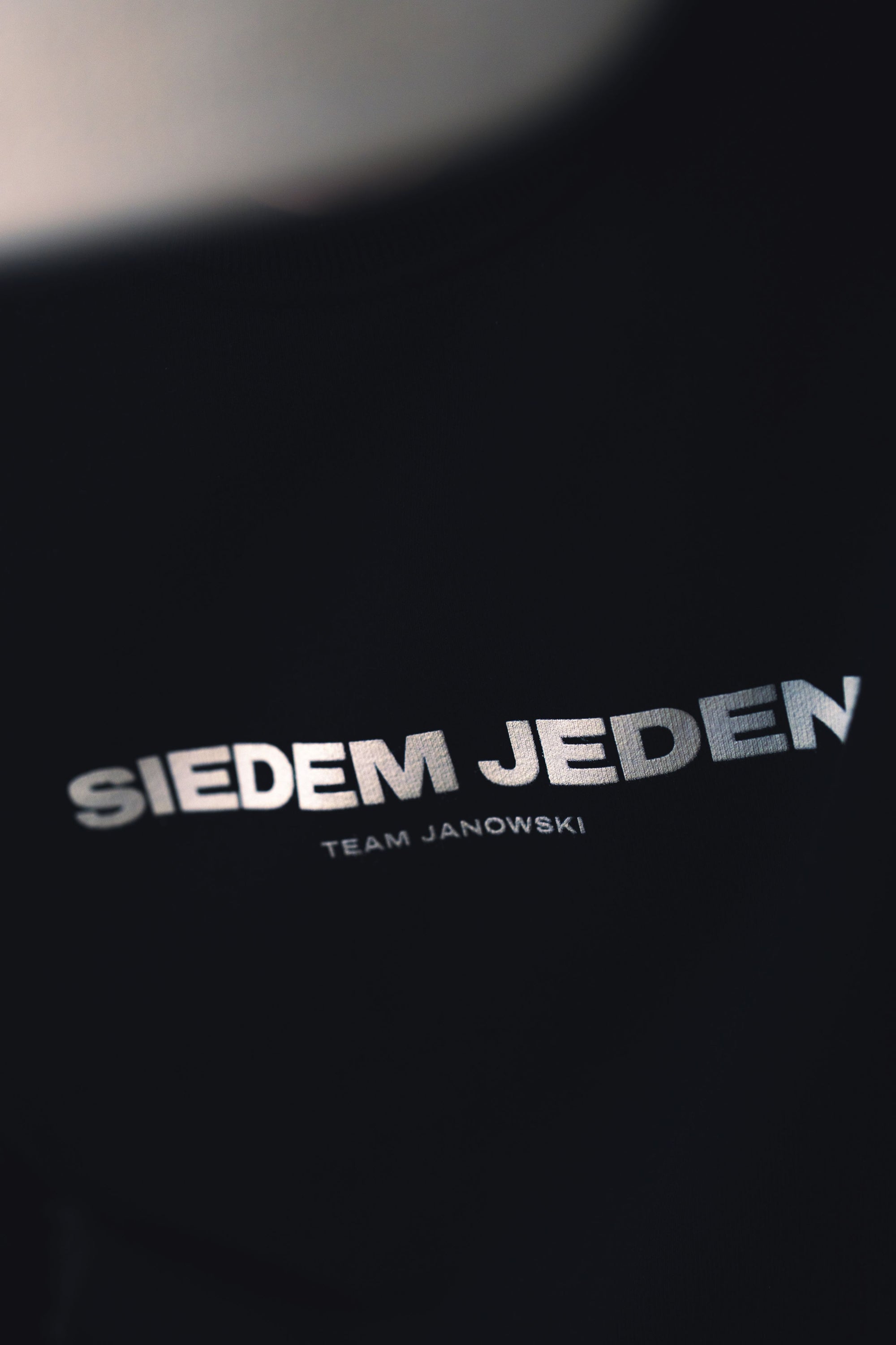 CREWNECK SIEDEM JEDEN
