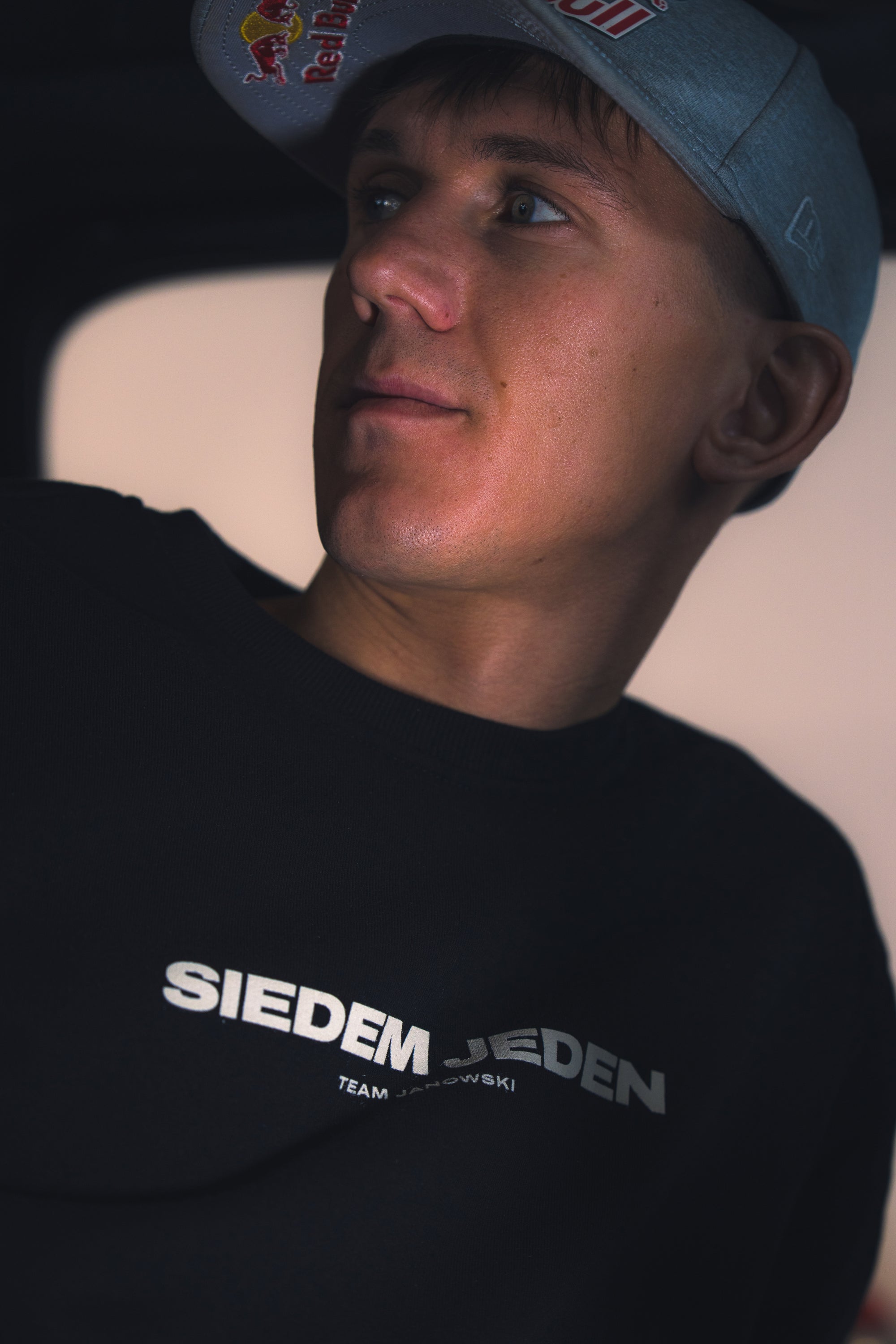 CREWNECK SIEDEM JEDEN